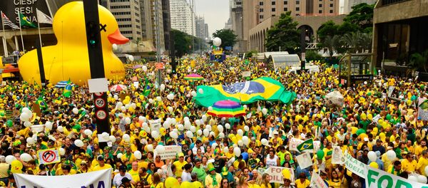 Em São Paulo, a Avenida Paulista ficou lotada de manifestantes contra o PT e a presidente do Brasil, Dilma Rousseff - Sputnik Brasil