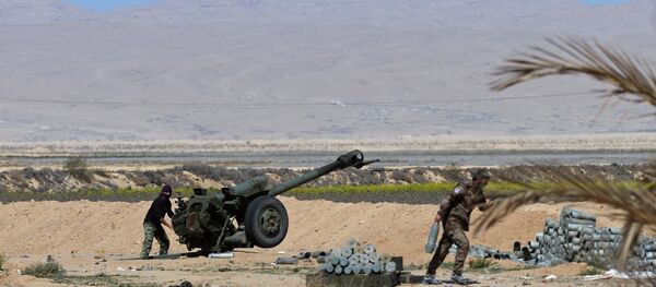 Militares sírios lançam fogo da peça de artilharia D-30 contra as posições de militantes nos arredores de Palmira, Síria, 14 de março de 2016 - Sputnik Brasil