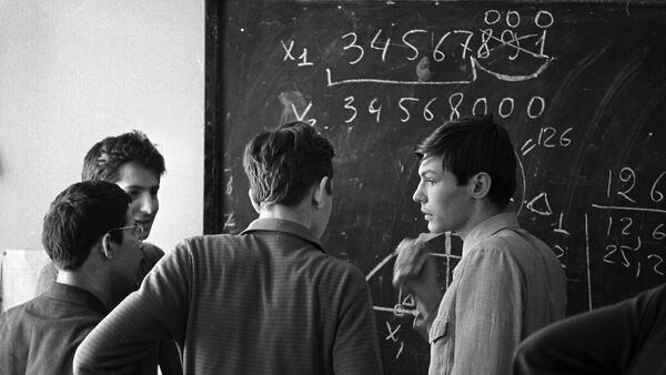 Alunos da escola 18, especializada em ciências exatas, discutem um problema de matemática (foto de arquivo) - Sputnik Brasil