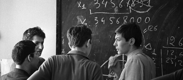 Alunos da escola 18, especializada em ciências exatas, discutem um problema de matemática (foto de arquivo) - Sputnik Brasil