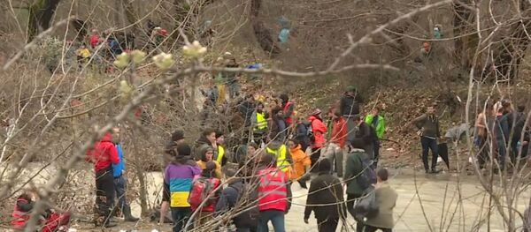 Refugiados atravessando o rio Suva - Sputnik Brasil