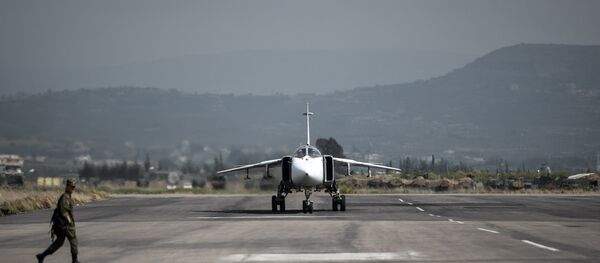 Bombardeiro polivalente russo Su-24 sendo preparado para partir da base aérea de Hmeymim, na província síria de Latakia, Síria (foto de arquivo) Bombardeiro polivalente russo Su-24 sendo preparado para partir da base aérea de Hmeymim, na província síria de Latakia, Síria (foto de arquivo) - Sputnik Brasil