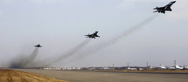 Ensaio de grupo de pilotagem para a Parada de Vitória de 2010 no aeródromo Chkalovsky, região de Moscou, Rússia - Sputnik Brasil