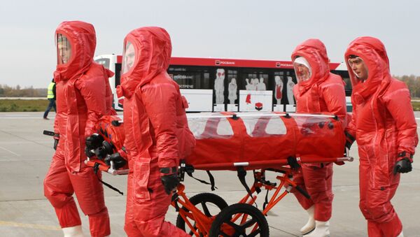 Funcionários do Ministério para Situações de Emergência da Rússia apresentam um avião dedicado especialmente à transportação de infectados de ebola - Sputnik Brasil