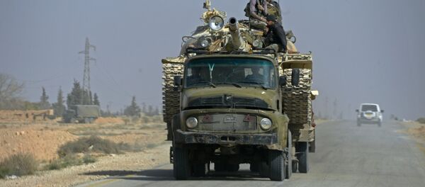 Militares sírios na estrada nos arredores de Palmira, Síria, 14 de março de 2016 - Sputnik Brasil