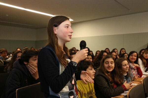 Estudante portuguesa fala com seus colegas russos por videoconferência, Maia, Portugal, 14 de março de 2016 - Sputnik Brasil