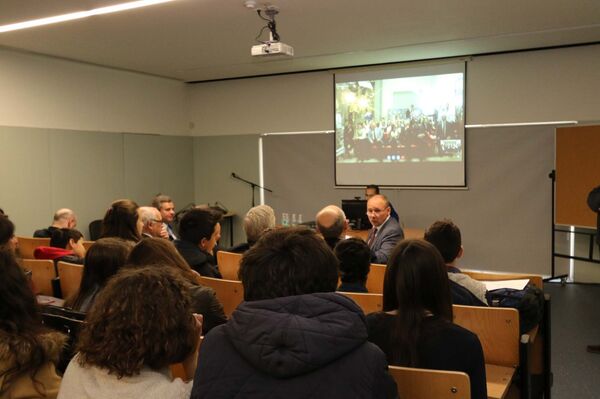 Videoconferência entre estudantes da escola secundária e alunos da escola de Moscou a partir do Museu de Cosmonáutica, Maia, Portugal, 14 de março de 2016 - Sputnik Brasil