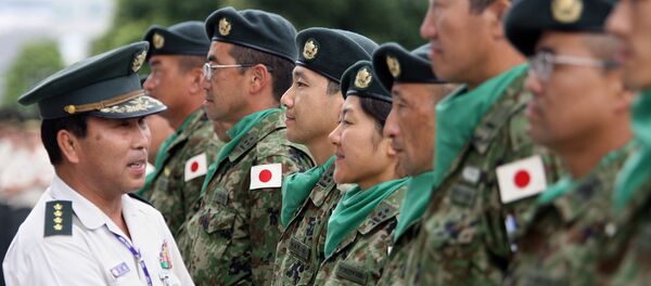 Militar japonês aperta a mão a soldados das Forças de Autodefesa do Japão - Sputnik Brasil