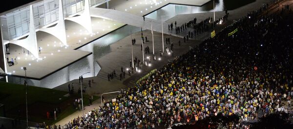 Protesto contra a nomeação do ex-presidente Lula como ministro da Casa Civil, em frente ao Palácio do Planalto - Sputnik Brasil