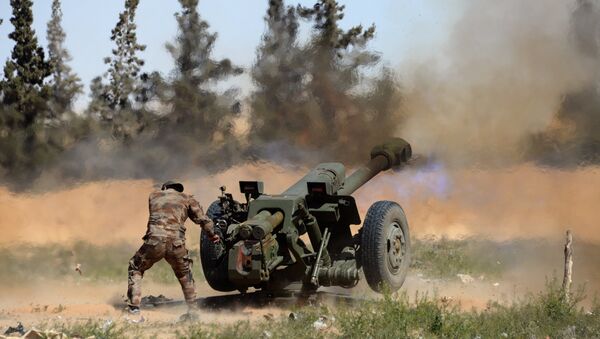 Militar sírio lança fogo da peça de artilharia nos arredores de Palmira, Síria, 14 de março de 2016 - Sputnik Brasil