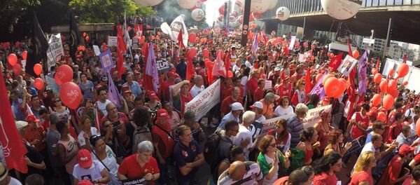 Manifestantes se concentram no vão livre do MASP, na Avenida Paulista, em São Paulo, para ato em defesa do governo eleito da presidenta Dilma Rousseff - Sputnik Brasil