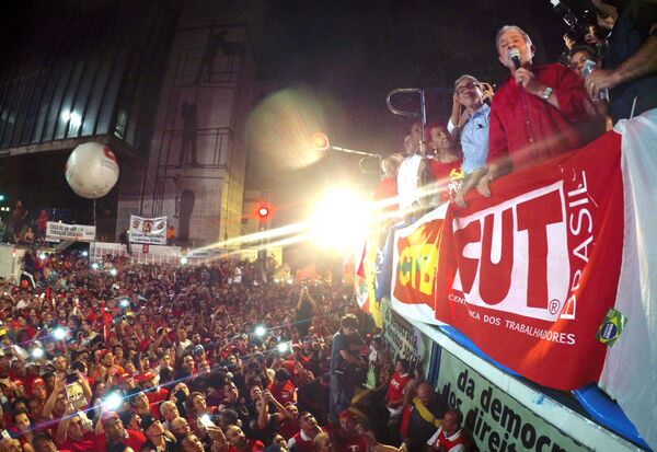 O ex-presidente Luiz Inácio Lula da Silva durante ato na Avenida Paulista contra o impeachment e a favor da democracia - Sputnik Brasil