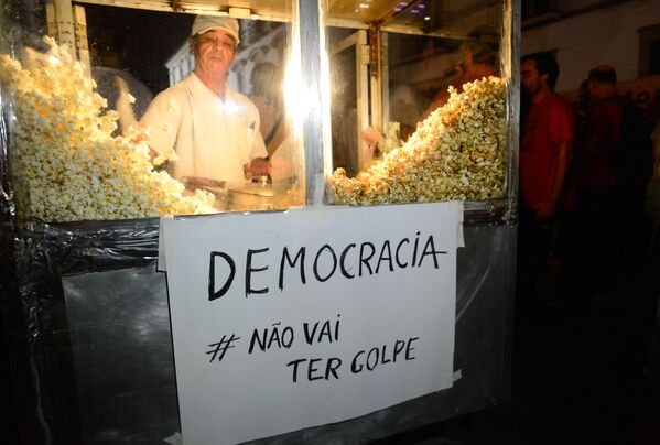 Manifestantes fazem ato contra o processo de impeachment da presidenta Dilma Rousseff e em apoio ao ex-presidente Lula na Praça XV, centro da cidade - Sputnik Brasil