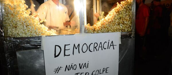 Manifestantes fazem ato contra o processo de impeachment da presidenta Dilma Rousseff e em apoio ao ex-presidente Lula na Praça XV, centro da cidade - Sputnik Brasil