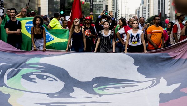 Manifestantes expõem um cartaz com a imagem da presidente Dilma Rousseff - Sputnik Brasil