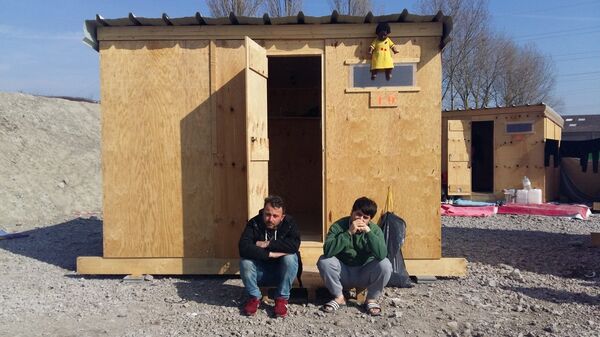 Refugiados do Oriente Médio no campo humanitário Linière, Grande-Synthe, França - Sputnik Brasil