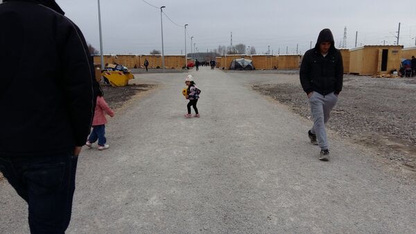 Crianças jogam futebol no campo de refugiados Linière, Grande-Synthe, França  - Sputnik Brasil