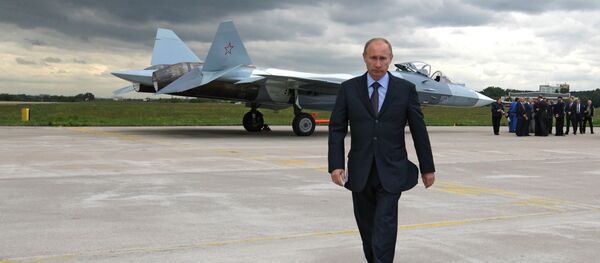 Presidente da Rússia Vladimir Putin assiste aos testes do caça T-50 (foto de arquivo) - Sputnik Brasil