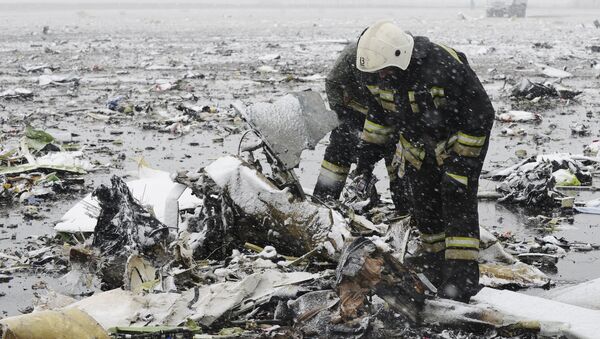 Emergencies Ministry members search the wreckage at the crash site of Flight number FZ981, a Boeing 737-800 operated by Dubai-based budget carrier Flydubai, at the airport of Rostov-On-Don, Russia, March 19, 2016. - Sputnik Brasil