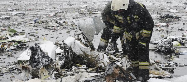 Funcionários do Ministério de Emergências no local do acidente do voo FZ981, da FlyDubai - Sputnik Brasil