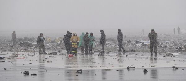 Emergencies Ministry members work at the crash site of a Boeing 737-800 Flight FZ981 operated by Dubai-based budget carrier Flydubai, at the airport of Rostov-On-Don, Russia, March 19, 2016. - Sputnik Brasil