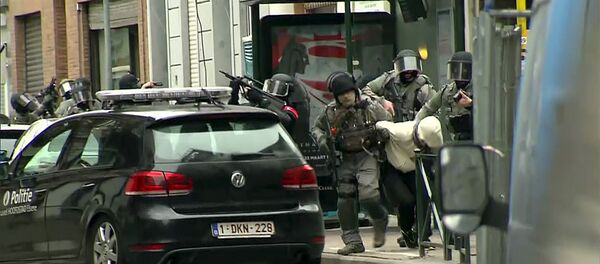 Armed Belgian police apprehend a suspect, in this still image taken from video, in Molenbeek, near Brussels, Belgium, March 18, 2016. Belgian-born Salah Abdeslam, one of the main suspects from November's Paris attacks, was arrested after a shootout with police in Brussels on Friday, the Belgian federal prosecutor's office said. - Sputnik Brasil