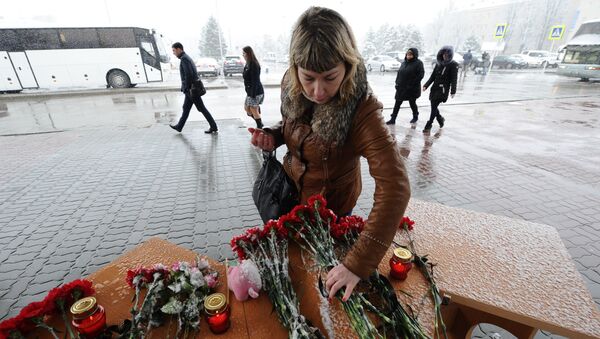 Uma mulher coloca flores no aeroporto Rostov-no-Don, onde o avião de passageiros Boeing-737-800 caiu na aterrissagem. - Sputnik Brasil