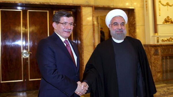 O presidente iraniano Hassan Rohani cumprimenta o primeiro-ministro turco Ahmet Davutoglu antes da sua reunião em Teerã, Irã, 5 de março de 2016. - Sputnik Brasil
