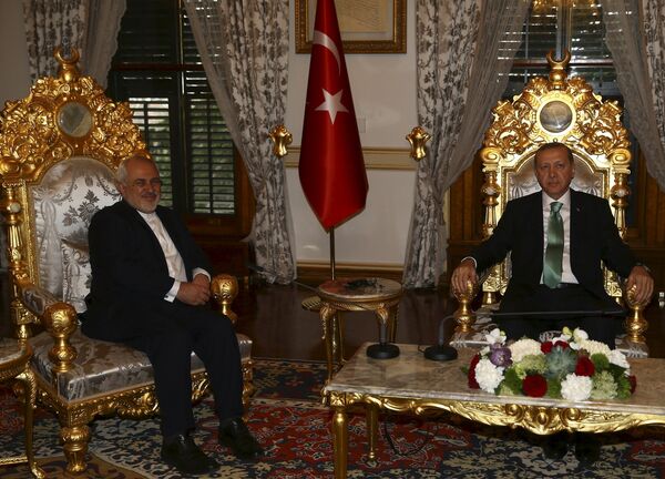 Presidente da Turquia, Tayyip Erdogan encontra-se com o ministro do Exterior do Irã, Mohammad Javad Zarif, em Istambul, Turquia, 19 de março de 2016 - Sputnik Brasil