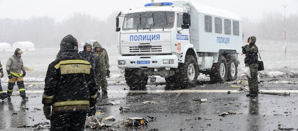 Emergencies Ministry members work at the crash site of a Boeing 737-800 Flight FZ981 operated by Dubai-based budget carrier Flydubai, at the airport of Rostov-On-Don, Russia, March 19, 2016. - Sputnik Brasil