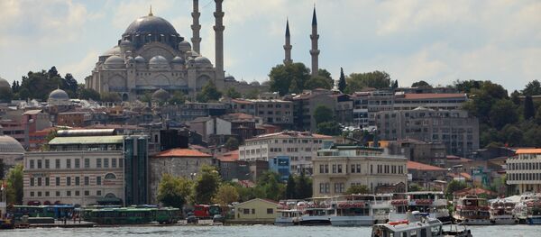 Vista da Mesquita Azul no Estreito de Bósforo, em Istambul Vista da Mesquita Azul no Estreito de Bósforo, em Istambul - Sputnik Brasil