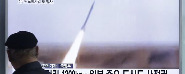 Homem em Seul vê programa de televisão que mostra lançamento de míssil realizado pela Coreia do Norte, - Sputnik Brasil