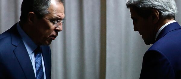 Ministro das Relações Exteriores russo Sergei Lavrov e o Secretário de Estado norte-americano John Kerry na reunião bilateral nas margens da reunião dos ministros da Organização para a Segurança e Cooperação na Europa, Belgrado, Sérvia, 3 de dezembro de 2015 - Sputnik Brasil