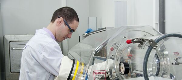 Um membro da equipe de pesquisa trabalhando com o equipamento experimental - Sputnik Brasil