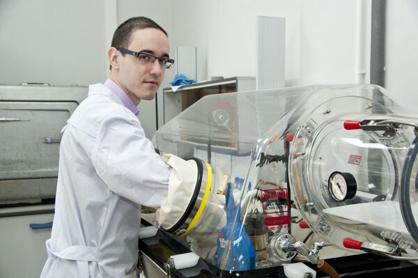 Um membro da equipe de pesquisa participa da criação do remédio contra o câncer - Sputnik Brasil