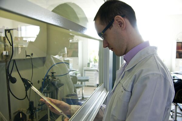 Um membro da equipe de pesquisa examina resultados de um teste do novo remédio contra o câncer - Sputnik Brasil