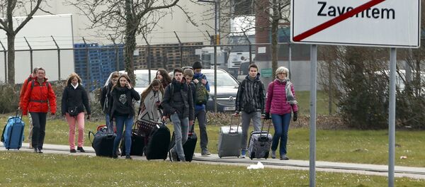 People leave the scene of explosions at Zaventem airport near Brussels, Belgium, March 22, 2016 - Sputnik Brasil