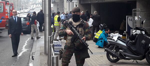 Soldado belga fora de estação de metrô de Maelbeek no centro de Bruxelas, Bélgica, 22 de março de 2016 - Sputnik Brasil