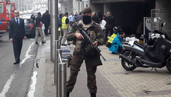 Soldado belga fora de estação de metrô de Maelbeek no centro de Bruxelas, Bélgica, 22 de março de 2016 - Sputnik Brasil