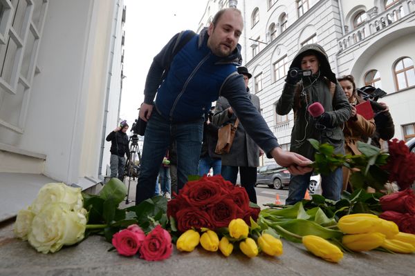 Cidadãos russos depositam flores perto de embaixada belga em Moscou após atentados em Bruxelas, Rússia, 22 de março de 2016 - Sputnik Brasil
