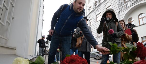 Cidadãos russos depositam flores perto de embaixada belga em Moscou após atentados em Bruxelas, Rússia, 22 de março de 2016 - Sputnik Brasil