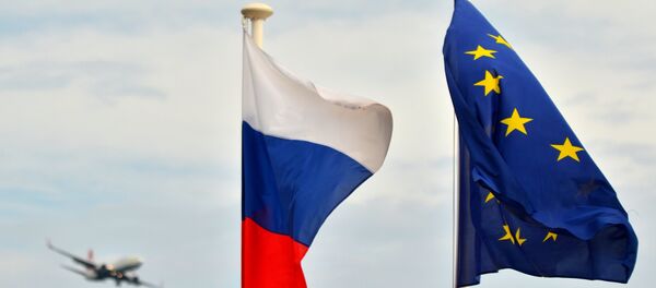 Bandeiras da Rússia e da União Europeia - Sputnik Brasil