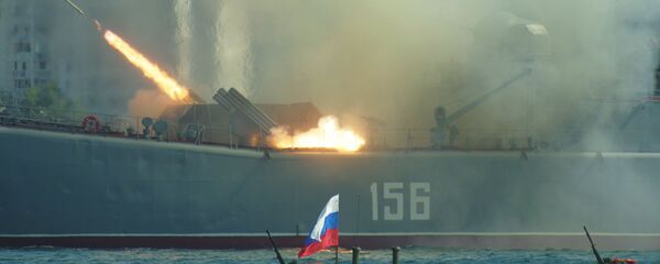 Salva de tiros do navio Yamal durante celebrações do Dia da Marinha Russa em Sebastopol - Sputnik Brasil
