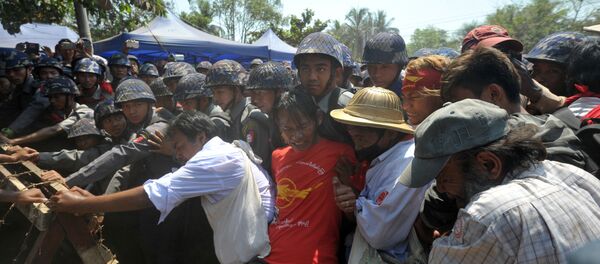 Polícia dispersa manifestantes durante marcha estudantil em Myanmar - Sputnik Brasil