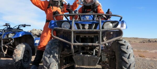 Anastasiya Stepanova junto com outro participante da experiência marciana em Utah, EUA - Sputnik Brasil