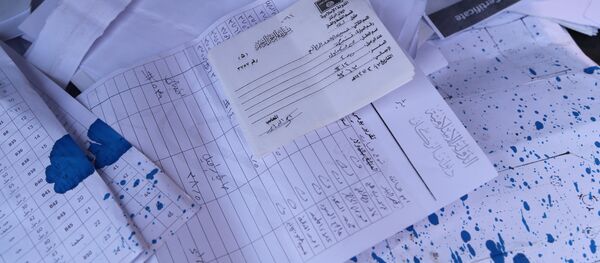 Registro de venda de petróleo, encontrado no chão do apartamento de um dos comandantes do Daesh, Síria, março de 2016 - Sputnik Brasil