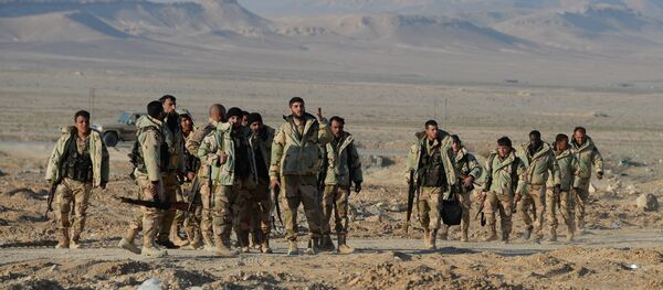 Soldados sírios e agentes do destacamento Falcões do Deserto a 10 km de Palmira, Síria, 23 de março de 2016 - Sputnik Brasil