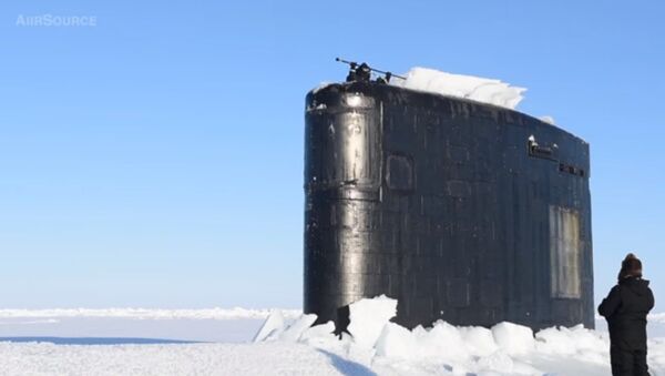 Nuclear Submarine Breaking Through Arctic Ice - Sputnik Brasil