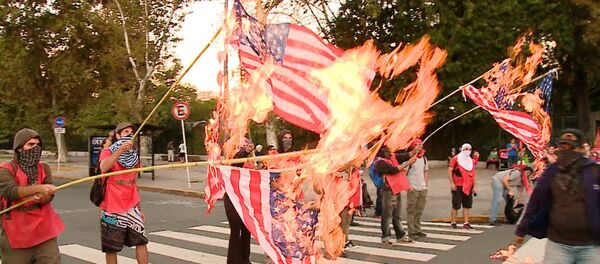 Bonaerenses queman la bandera de EEUU en protesta por la visita de Obama - Sputnik Brasil