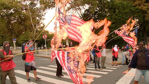 Bonaerenses queman la bandera de EEUU en protesta por la visita de Obama - Sputnik Brasil